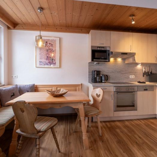 2024825113151408-beerenhaus-badhausweg-8-brixen-12-2023-appartement-johannisbeere-wohnzimmer-kueche